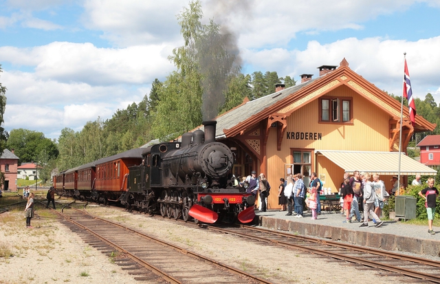 Damptog E2 på Krøderen stasjon