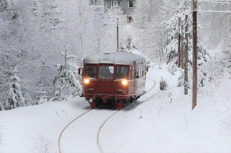 Motorvogn-87_03-i-vinterlandskap-Gjernund-Hansen