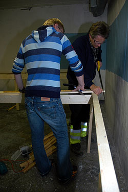 Bård og Svein er i gang med bygging av rammeverket.  Foto: Bjørn Totland