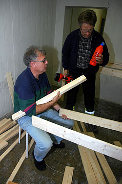 Ole og Bård i aksjon med lim og skrumaskin.  Foto: Bjørn Totland