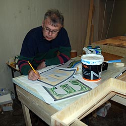 Ole skisserer forslag til endringer av sporplanen.  Foto: Bjørn Totland